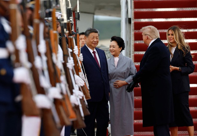 Chuyên gia 40 năm kinh nghiệm soi màn chào đón ông Tập Cận Bình của ông Trump: Nhiều chi tiết đáng chú ý - Ảnh 5. Chuyên gia 40 năm kinh nghiệm soi màn chào đón ông Tập Cận Bình của ông Trump: Nhiều chi tiết đáng chú ý - Ảnh 5.