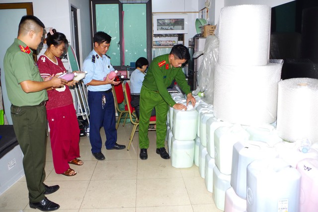 Cận cảnh hiện trường c&ocirc;ng an đột k&iacute;ch điểm kinh doanh của Vũ Thị Xu&acirc;n Tr&agrave; SN 2001 - Ảnh 2.