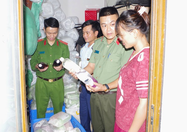 Cận cảnh hiện trường c&ocirc;ng an đột k&iacute;ch điểm kinh doanh của Vũ Thị Xu&acirc;n Tr&agrave; SN 2001 - Ảnh 3.