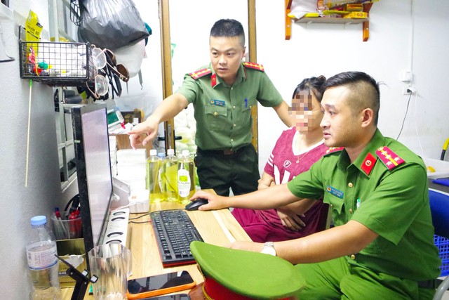 Cận cảnh hiện trường c&ocirc;ng an đột k&iacute;ch điểm kinh doanh của Vũ Thị Xu&acirc;n Tr&agrave; SN 2001 - Ảnh 4.