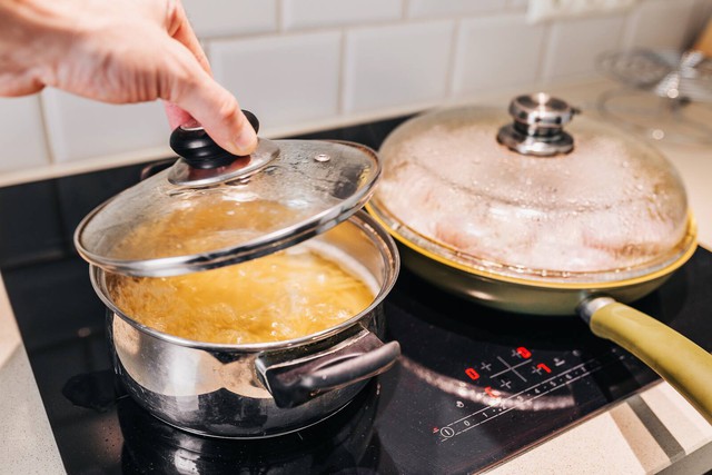 Vung nồi bỗng dính chặt vào mặt bếp: Nhấc lên ngay là điều nên tránh - Ảnh 1.