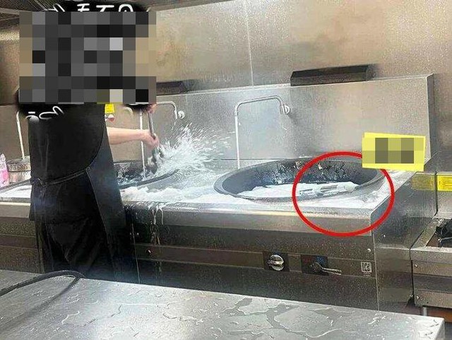 Hàng chục trẻ nôn ói sau bữa trưa, cô giáo hé lộ cảnh khó tin trong bếp ăn: 11 người lập tức bị xử lý - Ảnh 4.
