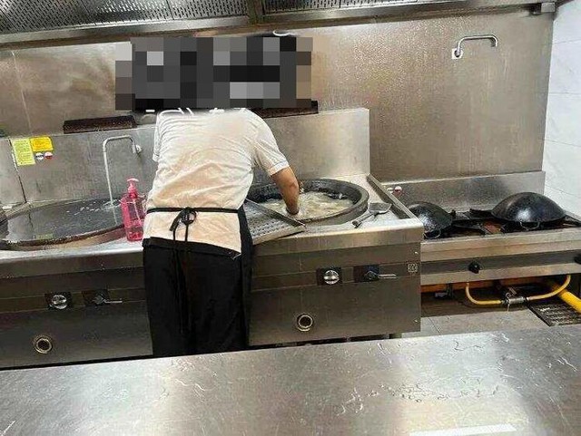 Hàng chục trẻ nôn ói sau bữa trưa, cô giáo hé lộ cảnh khó tin trong bếp ăn: 11 người lập tức bị xử lý - Ảnh 1.