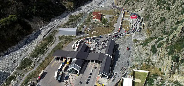 'Đây là một cảnh tượng hậu tận thế': Bắc Ossetia sẽ loại bỏ những chiếc xe bị người Nga bỏ lại khi chạy trốn khỏi cuộc huy động quân sự - Ảnh 2.