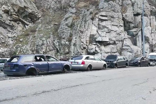 'Đây là một cảnh tượng hậu tận thế': Bắc Ossetia sẽ loại bỏ những chiếc xe bị người Nga bỏ lại khi chạy trốn khỏi cuộc huy động quân sự - Ảnh 1.