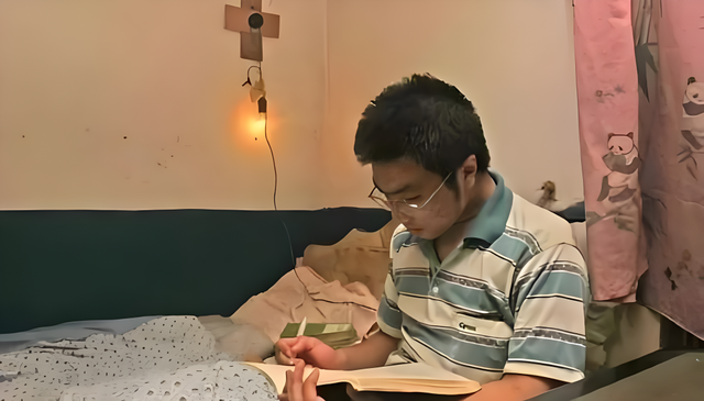 C&uacute; trượt d&agrave;i của thần đồng 14 tuổi đỗ đại học, 18 tuổi bị buộc th&ocirc;i học - Ảnh 3.