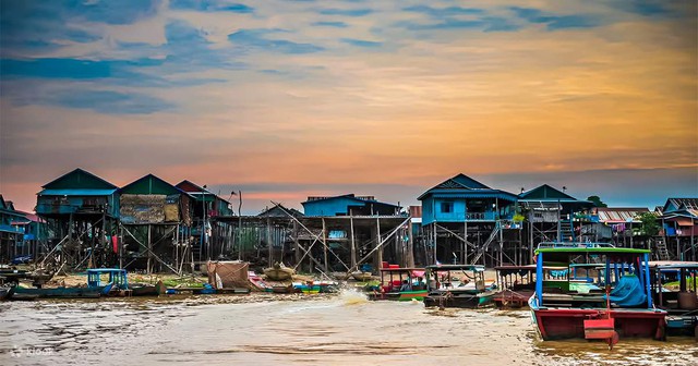 Ph&aacute;t hiện ng&ocirc;i l&agrave;ng ở nước l&aacute;ng giềng Việt Nam, nh&agrave; dựng tr&ecirc;n cột cao 9 m, m&ugrave;a mưa đường biến th&agrave;nh s&ocirc;ng - Ảnh 1.