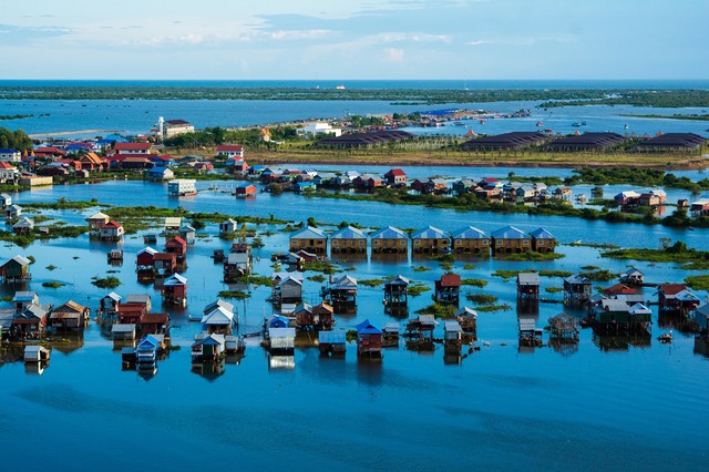 Ph&aacute;t hiện ng&ocirc;i l&agrave;ng ở nước l&aacute;ng giềng Việt Nam, nh&agrave; dựng tr&ecirc;n cột cao 9 m, m&ugrave;a mưa đường biến th&agrave;nh s&ocirc;ng - Ảnh 4.