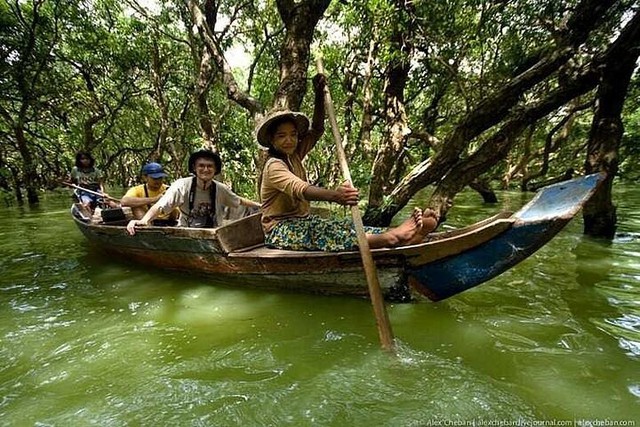 Ph&aacute;t hiện ng&ocirc;i l&agrave;ng ở nước l&aacute;ng giềng Việt Nam, nh&agrave; dựng tr&ecirc;n cột cao 9 m, m&ugrave;a mưa đường biến th&agrave;nh s&ocirc;ng - Ảnh 7.