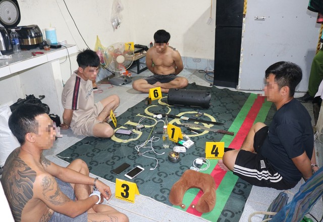 Công an kiểm tra nhà trọ lúc 21 giờ 30 phút, tạm giữ hình sự Trần Minh Tài 25 tuổi và 3 người khác - Ảnh 1.