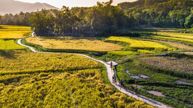 Ph&aacute;t hiện ng&ocirc;i l&agrave;ng rộng hơn 270 ha c&oacute; 8 nh&agrave; cổ trăm tuổi, nổi tiếng với chiếc b&agrave;n kh&ocirc;ng cần đẩy vẫn xoay - Ảnh 2.