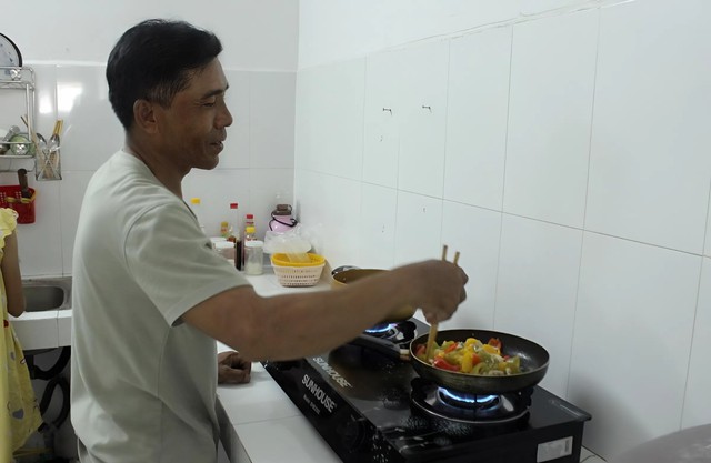 Giải ph&aacute;p tho&aacute;t m&ugrave;i hiệu quả sau khi nấu ăn kh&ocirc;ng cần m&aacute;y h&uacute;t m&ugrave;i - Ảnh 1.