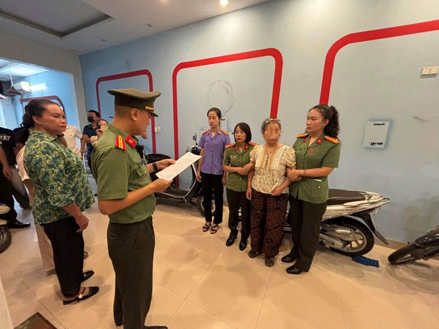Thi hành lệnh bắt tạm giam người phụ nữ livestram Nguyễn Thị Ngọc SN 1966 - Ảnh 1.