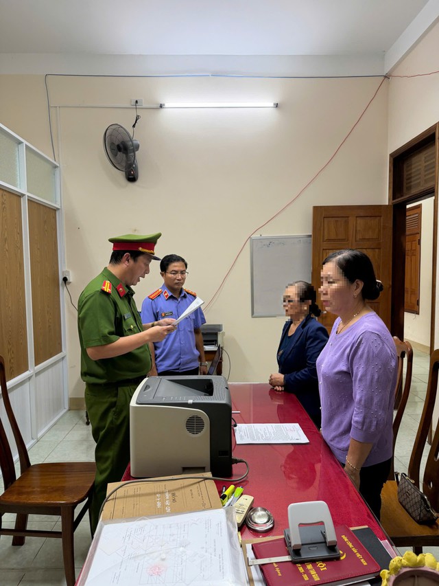 Ra quyết định khởi tố cựu giáo viên Bùi Thị Phú 64 tuổi và 5 người - Ảnh 1.