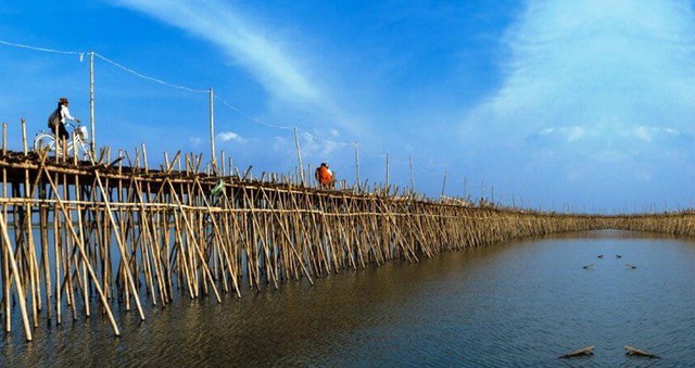Phát hiện cây cầu kỳ lạ ở nước láng giềng Việt Nam, hằng năm "biến mất" rồi xuất hiện theo cách không ngờ - Ảnh 2.