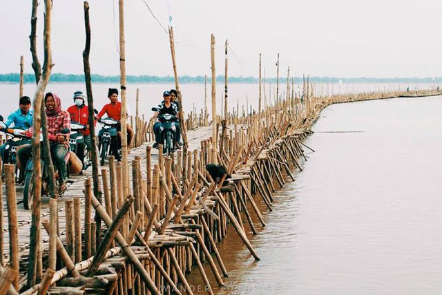 Phát hiện cây cầu kỳ lạ ở nước láng giềng Việt Nam, hằng năm "biến mất" rồi xuất hiện theo cách không ngờ - Ảnh 1.