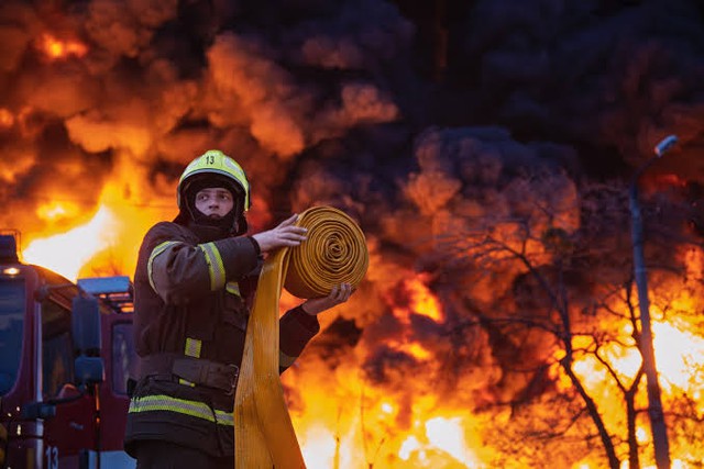 CNN: Nga tấn công trực diện tòa nhà chính phủ quan trọng nhất Ukraine, Kiev cứu hộ khẩn cấp - Kremlin ra tuyên bố rắn - Ảnh 1.