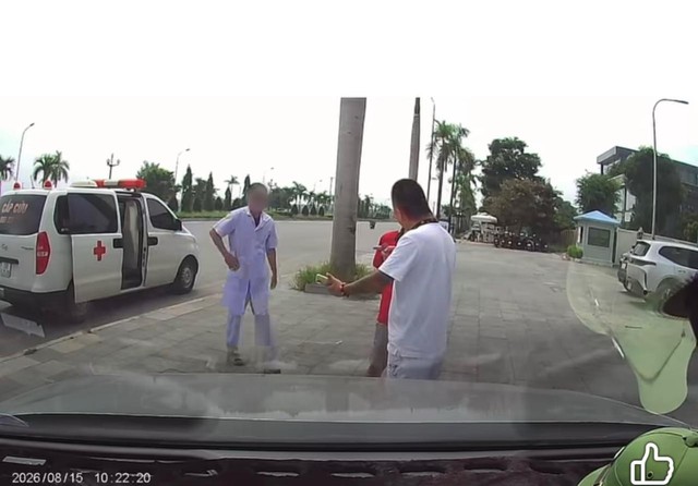 Vụ chở bệnh nhân 16km thu 9,5 triệu đồng: Tài xế và người mặc áo blouse xin lỗi, muốn khắc phục hậu quả - Ảnh 1.