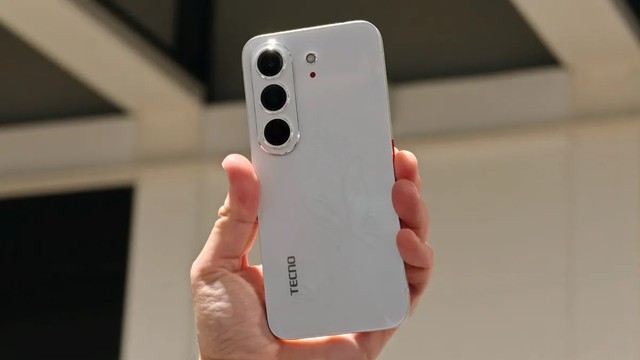Đặt cạnh mẫu điện thoại n&agrave;y của Tecno, đến iPhone 17 Pro Max cũng h&oacute;a th&agrave;nh "m&aacute;y rẻ tiền" - Ảnh 1.