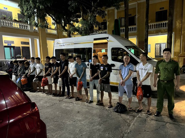 Công an kiểm tra các quán karaoke, bắt khẩn cấp 4 môi giới - Ảnh 1.