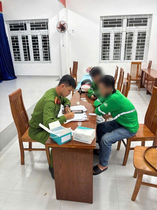 Công an đồng loạt kiểm tra hàng chục tài xế công nghệ lúc 22h - Ảnh 1.