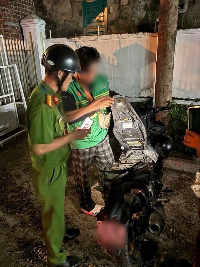 Công an đồng loạt kiểm tra hàng chục tài xế công nghệ lúc 22h - Ảnh 2.