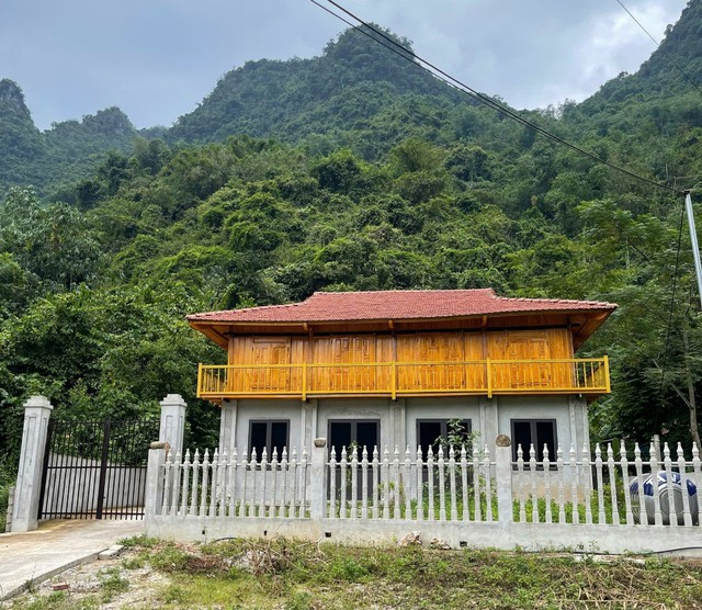Ập vào căn nhà sàn lúc 14h30, công an bắt Phạm Trang Nhung SN 2002 và nhiều người - Ảnh 1.