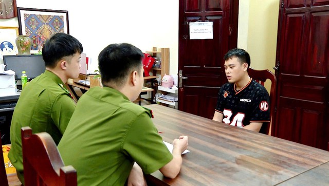 Ập vào căn nhà sàn lúc 14h30, công an bắt Phạm Trang Nhung SN 2002 và nhiều người - Ảnh 3.