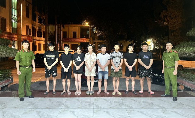 Ập vào căn nhà sàn lúc 14h30, công an bắt Phạm Trang Nhung SN 2002 và nhiều người - Ảnh 2.
