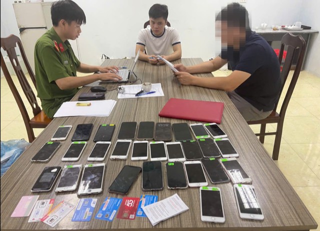 Ập vào căn nhà sàn lúc 14h30, công an bắt Phạm Trang Nhung SN 2002 và nhiều người - Ảnh 5.