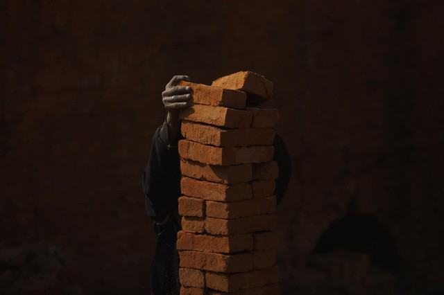 Một người đàn ông làm việc trong nhà máy sản xuất gạch ở Lalitpur, Nepal.