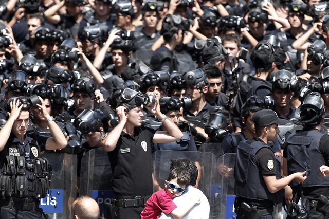 Cảnh sát chống bạo động đeo mặt nạ phòng độc để chuẩn bị giải tán người biểu tình phản đối chính phủ tại quảng trường Taksim ở thủ đô Istanbul, Thổ Nhĩ Kỳ.