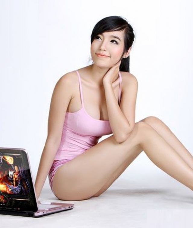 Khi hotgirl Việt nóng bỏng bên các siêu phẩm công nghệ