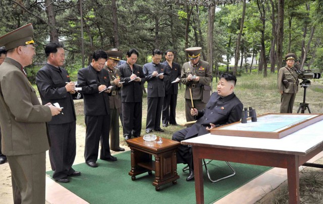 Hãng thông tấn KCNA công bố bức ảnh nhà lãnh đạo Kim Jong-Un thăm và kiểm tra đơn vị pháo binh số 851 của quân đội Triều Tiên.