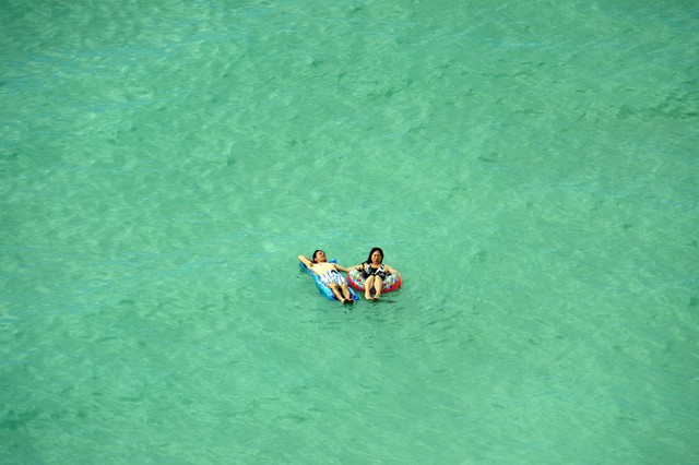 Khách du lịch thư giãn trên bãi biển Waikiki ở Honolulu, Hawaii, Mỹ.