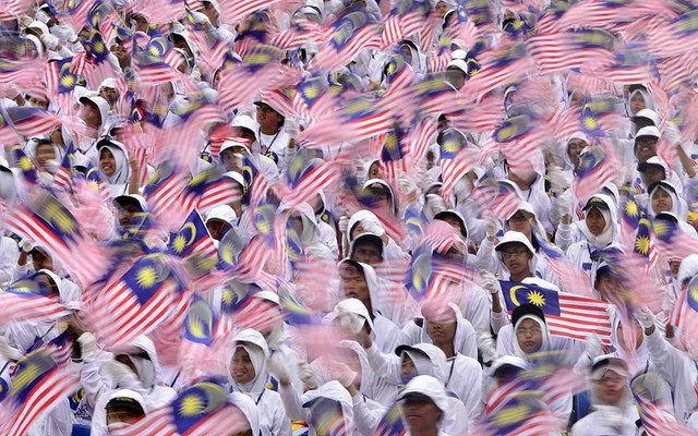 Các sinh viên tham buổi tổng duyệt cho lễ diễu hành chào mừng Ngày quốc khánh Malaysia lần thứ 56 trên quảng trường Dataran Merdeka ở Kuala Lumpur..