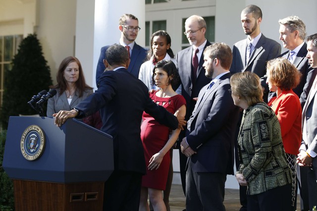 Tổng thống Mỹ Barack Obama nhanh tay đỡ một phụ nữ đang mang thai bị ngất đột ngột khi lắng nghe bài phát biểu về Obamacare tại Vườn Hồng, Nhà Trắng.