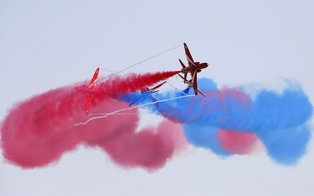 Phi đội máy bay nhào lộn Red Arrows của Không quân Hoàng gia Anh trình diễn tại Triển lãm hàng không quốc tế Malta ở thành phố Valletta.