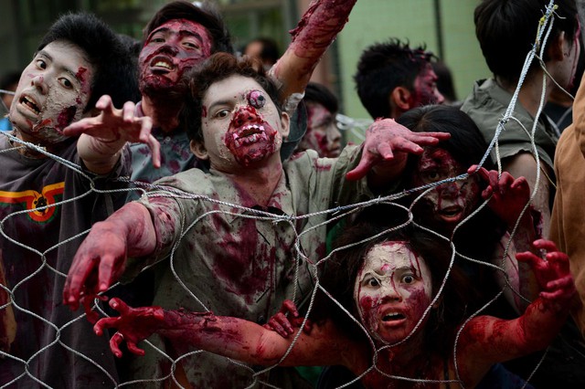 Sinh viên hóa trang thành những thây ma tham gia lễ hội Halloween trên đường phố ở Manila, Philippines.