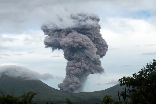 Khói và tro bụi bốc lên từ núi lửa Lokon ở Tomohon, Indonesia.