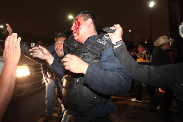 Một cảnh sát bị thương trong khi cố gắng những giáo viên biểu tình ở thành phố Mexico City, Mexico.