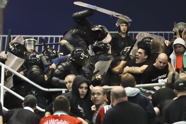 Các cổ động viên đụng độ với cảnh sát chống bạo động trước khi diễn ra trận đấu vòng loại World Cup 2014 giữa đội chủ nhà Romania  và Hungary tại thành phố Bucharest.