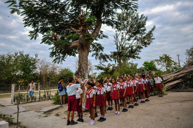 Học sinh xếp hàng trong ngày khai giải tại một trường học ở tỉnh Granma, Cuba.