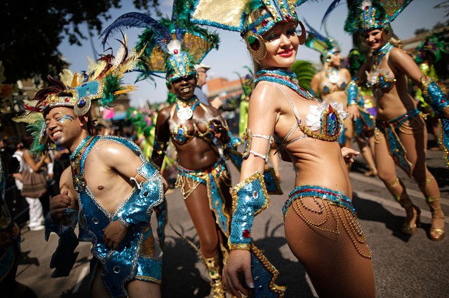 Mọi người trong trang phục rực rỡ và độc đáo nhảy múa tại lễ hội carnival Notting Hill ở London, Anh.