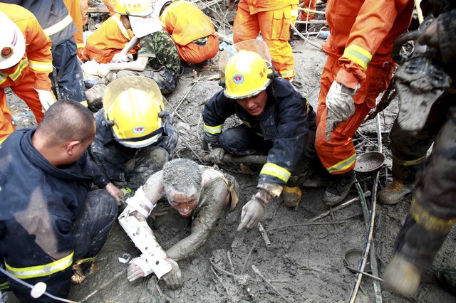 Nhân viên cứu hộ đang cố gắng giải cứu một người đàn ông bị mắc dưới bê tông lỏng tại một nhà máy bị sập khi đang xây dựng ở thành phố Tấn Trung, tỉnh Sơn Tây, Trung Quốc. Vụ tai nạn làm 3 người chết và 10 người bị thương.