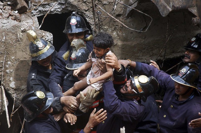 Một cậu bé được cứu sống khỏi đống đổ nát của tòa tòa nhà 5 tầng bị sập ở thành phố Mumbai, Ấn Độ.
