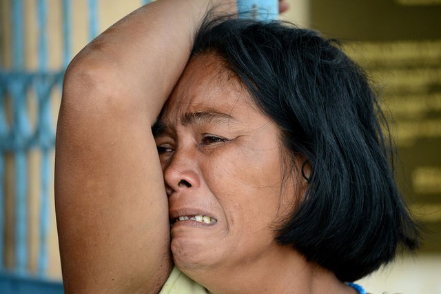  	Người phụ nữ khóc cạn nước mắt vì cậu con trai xấu số bị siêu bão Haiyan cướp đi.