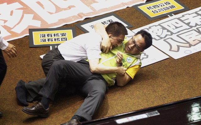 Hai nghị sĩ Đài Loan vật nhau trên sàn trong một phiên tranh luận tại quốc hội ở thủ đô Đài Bắc.
