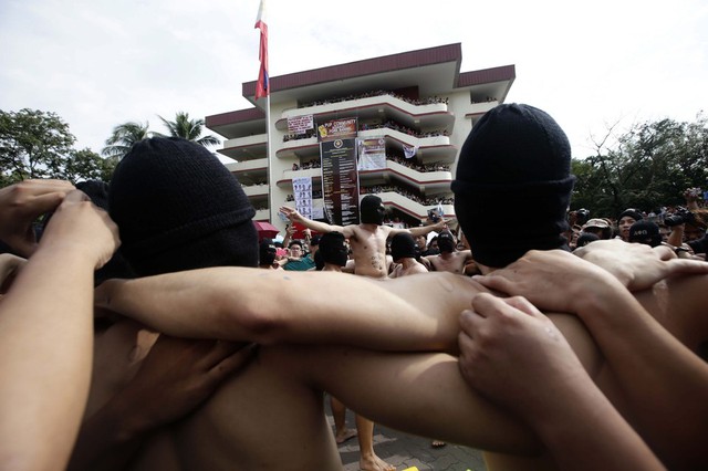 Sinh viên khỏa thân và đeo mặt nạ tham gia biểu tình tham nhũng trong chính phủ tại trường đại Bách khoa ở Manila, Philippines.