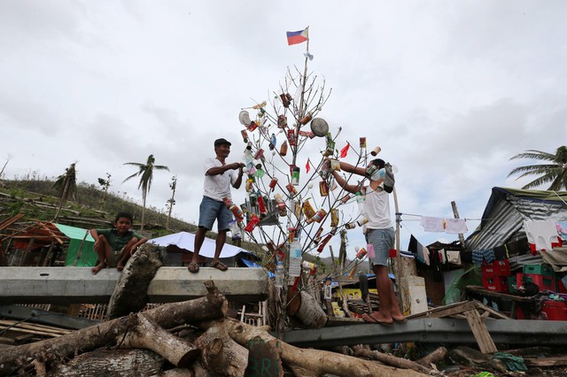 Mọi người làm cây thông Giáng sinh từ vỏ chai và hộp bỏ đi tại ngôi làng Pinamitian ở tỉnh Samar, Philippines.